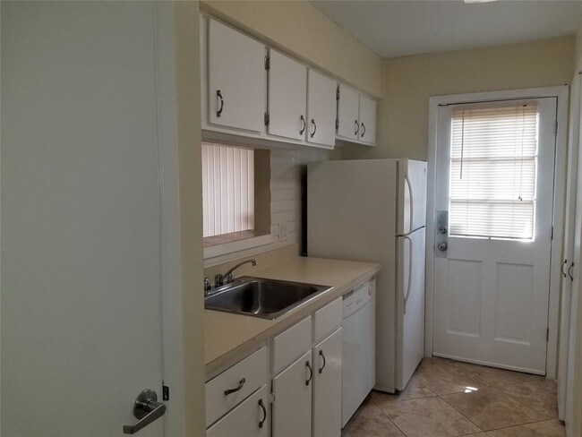 Building Photo - 3303 E Greenridge Dr