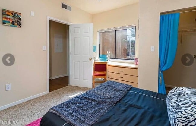 Building Photo - 1015 W University Ave