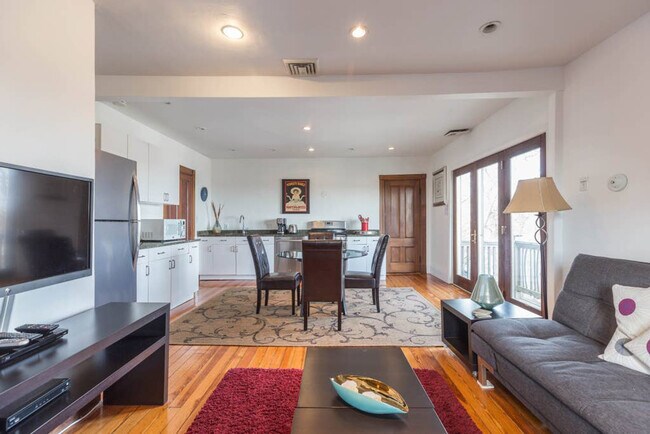 Building Photo - 15 Peverell St