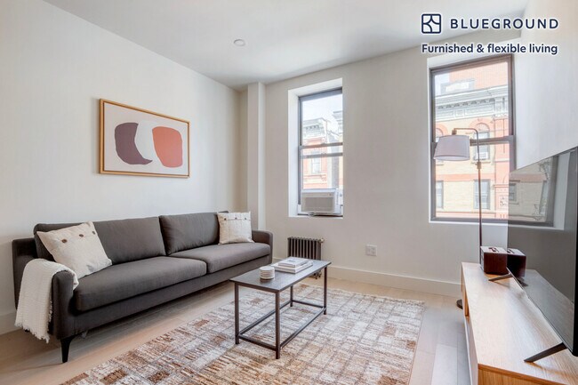 Building Photo - 300 W 21st St