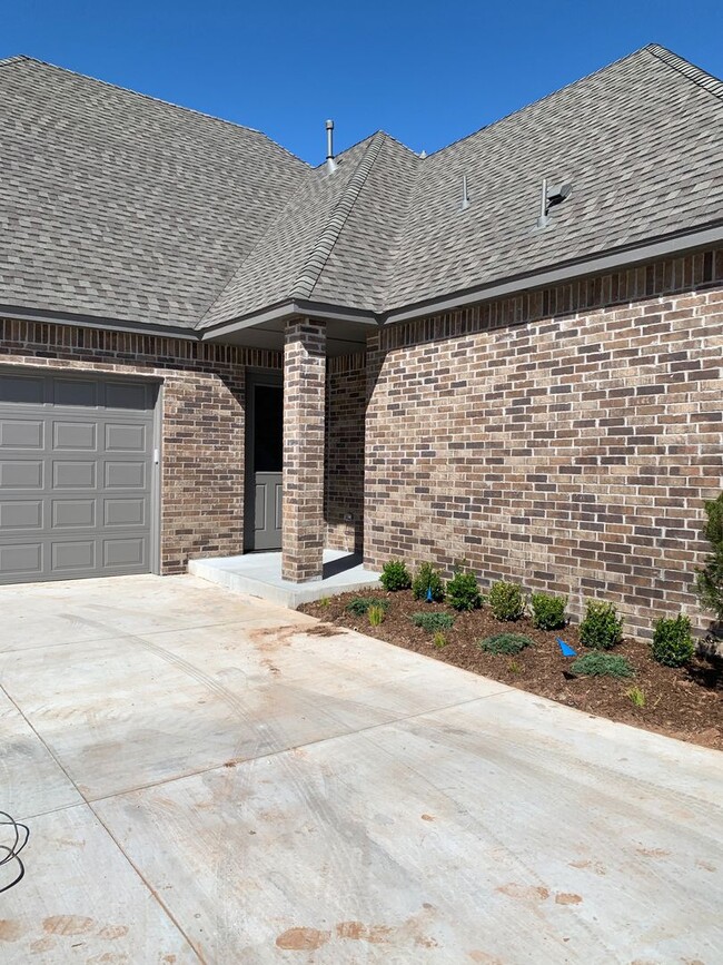 Building Photo - 3 bed, 2.5 bath home in sought after gated...