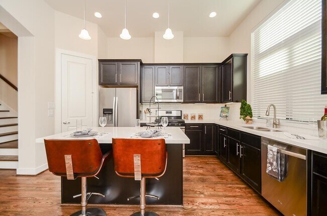 Building Photo - 2611 Riverside Dr
