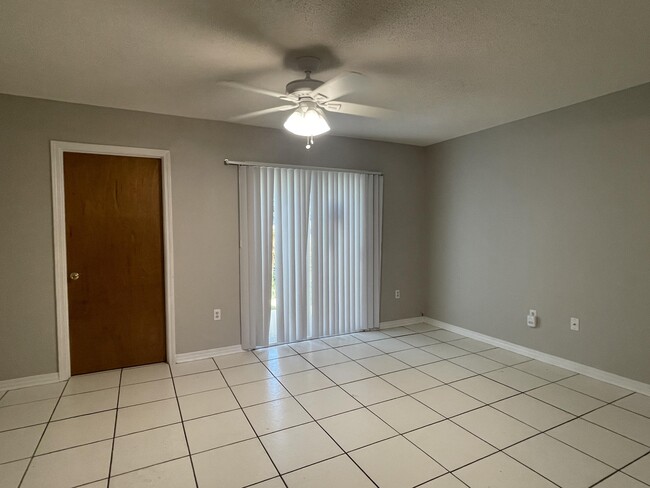 Building Photo - 1805 Whispering Oaks Ln