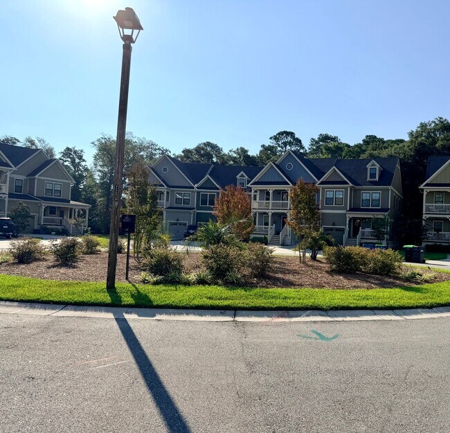 Foto del edificio - Four Bedroom Town Home in Old Stoney Village- Two Primary Suites