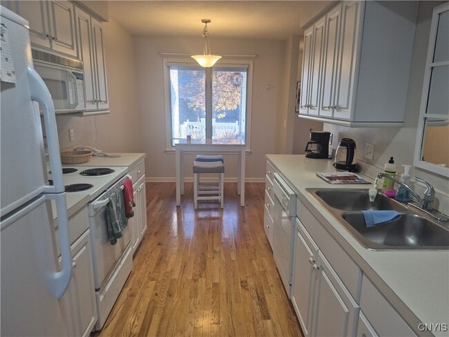 Foto del edificio - 331 Summerhaven Dr N