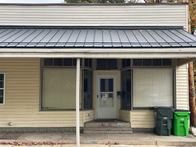 Building Photo - 115 W Oak St