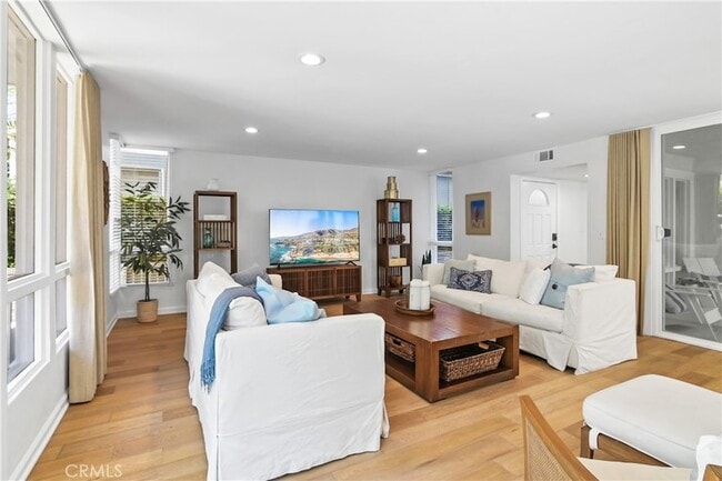 Building Photo - 430 1/2 Carnation Ave Unit