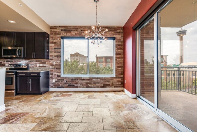 Foto del edificio - BEAUTIFUL 2-BEDROOM, 2-BATHROOM DOWNTOWN CONDO WITH GREAT AMENITIES