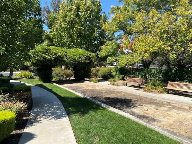 Building Photo - Modern 3 Bedroom 2 Bath 2 Story Vacaville Pets OK *Star Rentals