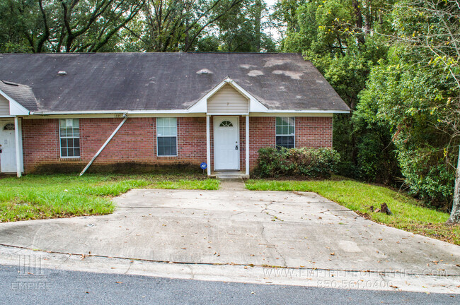 Building Photo - Spacious Central Townhome