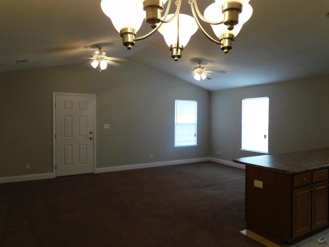 Building Photo - 504 Club Villa Court