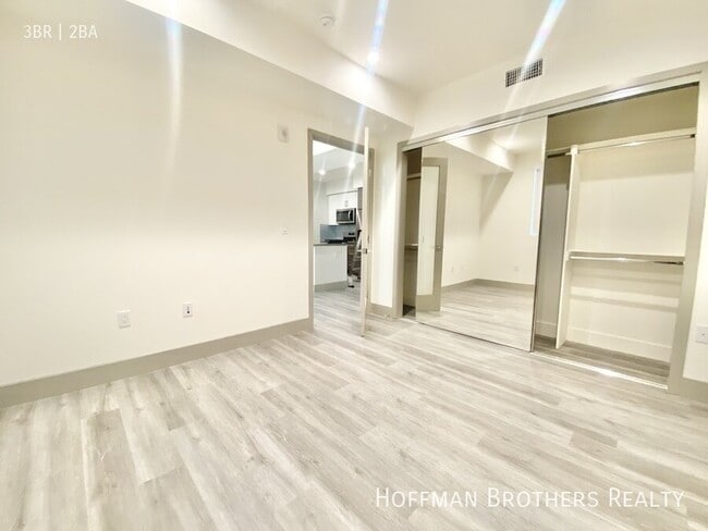 Building Photo - 4847 Oakwood Ave