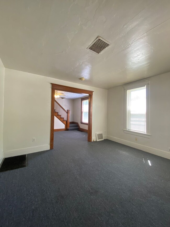 Building Photo - 3 Bedroom Duplex with Fenced in Yard and D...