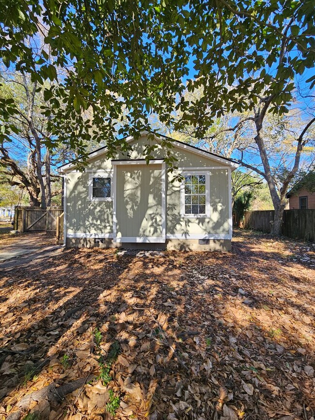 Building Photo - Beautiful 3-Bedroom Home with Fenced Yard ...