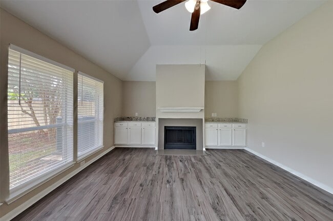 Foto del edificio - 2222 Friarwood Trail