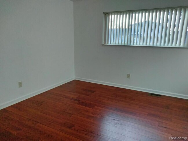 Foto del edificio - 4830 Briarwood Ave