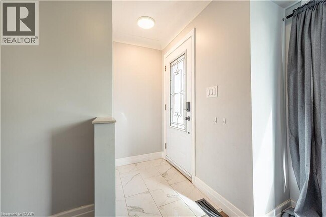 Photo du bâtiment - 100 Lauris Ave