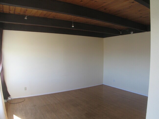 Building Photo - 525 Duncan St