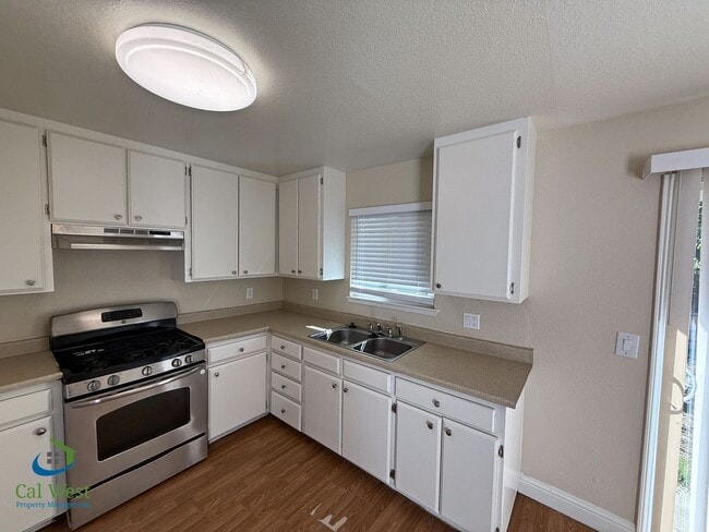 Foto del edificio - $2995.00 Spacious 3 Bed / 2 Bath Cottage i...