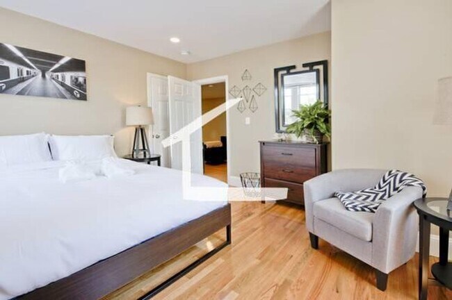 Foto del edificio - HOT BROOKLINE LISTING!!!!!