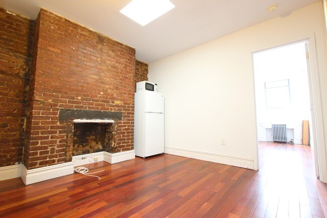 Building Photo - 269 E 10th St