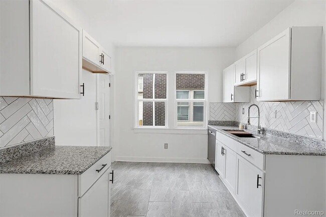 Foto del edificio - 725 Lakewood St