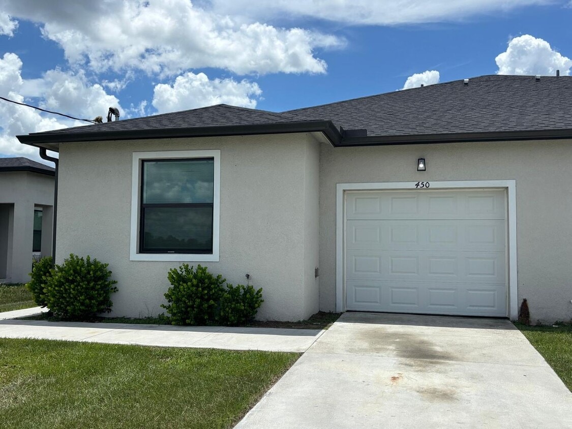 Foto principal - Lehigh Acres Beautiful 2 bdrm/2 bath Plus ...