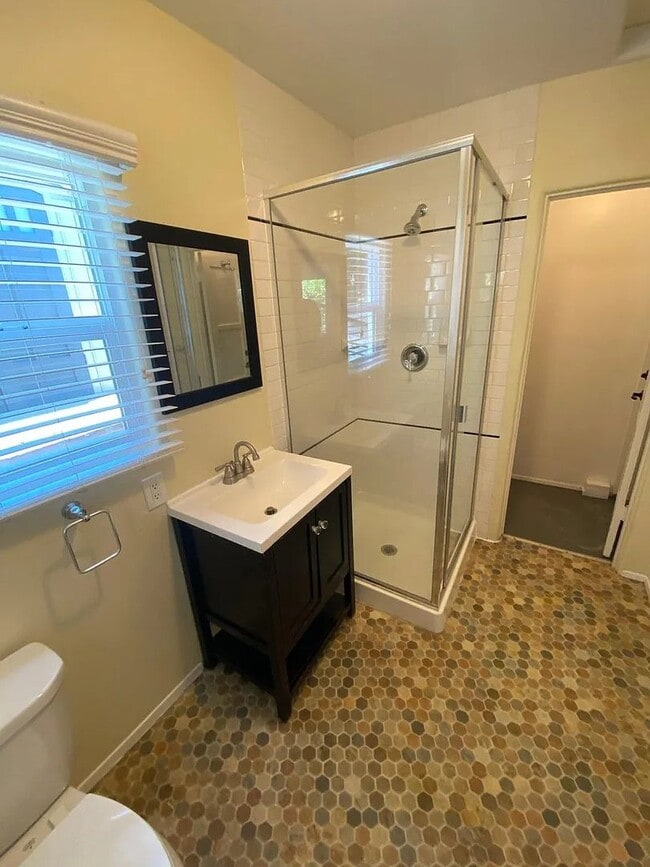 Foto del edificio - Spacious Studio aand 1-bedroom Apartments in Mission Hills – Prime Location!