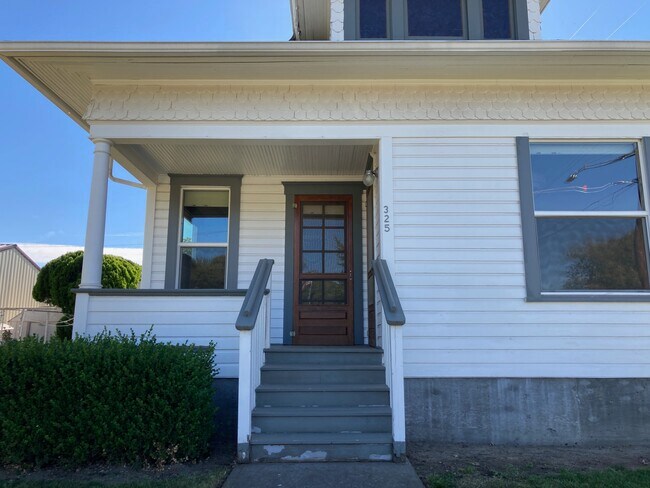 Front Porch - 325 W 2nd St