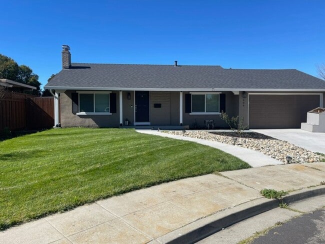 Building Photo - Charming 2 bed 1 bath house with Full 1 be...