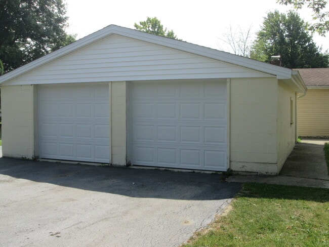 Building Photo - 2433 Bainbridge Ave