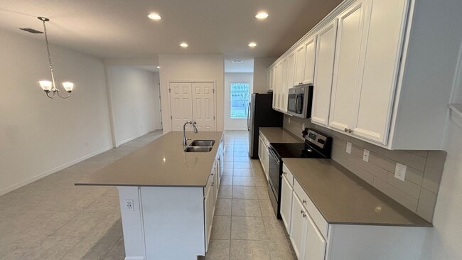 Building Photo - Beautiful 3BR/2.5BA Townhome in Ravenna Wi...