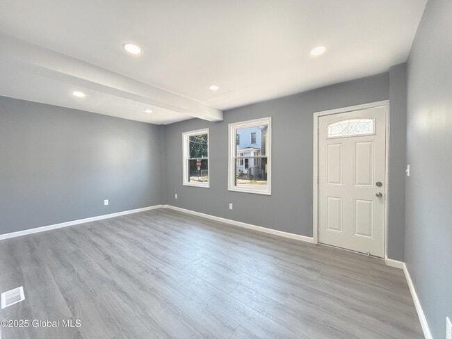 Building Photo - 553 Mumford St