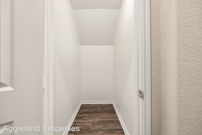 Building Photo - 4 br, 4.5 bath House - 522 Momma Bear