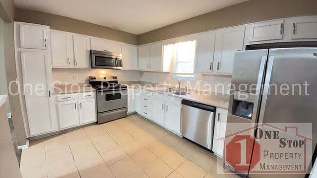 Foto del edificio - Huge 4 Bedroom, 2 Bathroom in Independence!