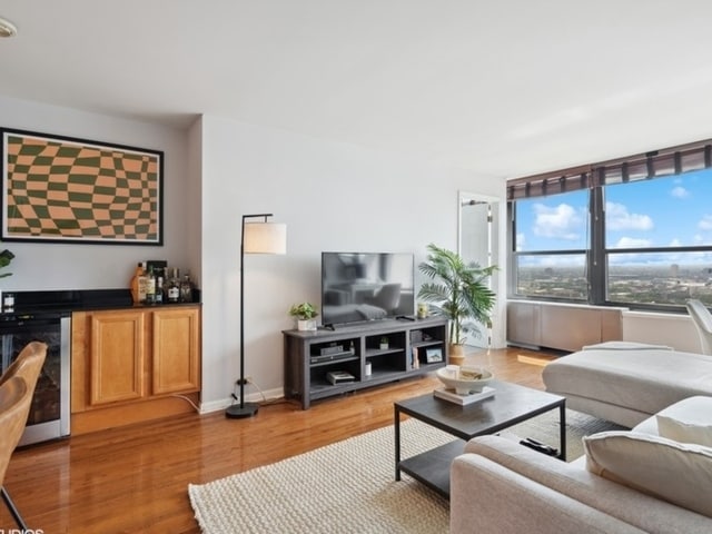 Foto del edificio - 1560 N Sandburg Ter