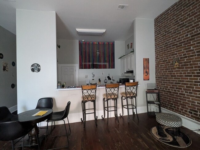 Building Photo - Cute Upstairs Down Town Apartment!