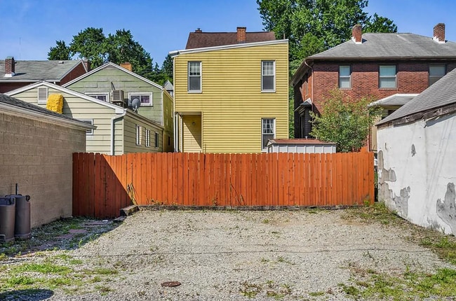 Building Photo - Large 4 or 5 Bedroom-Pittsburgh Pa