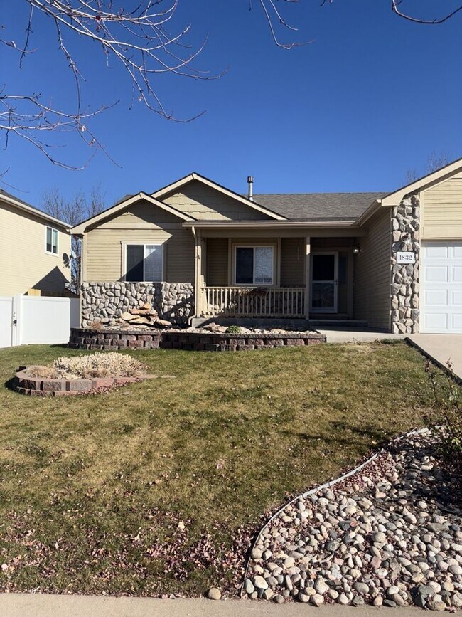 Foto del edificio - Spacious 5 Bedroom, 3 Bath Ranch Home with 2-Car Garage