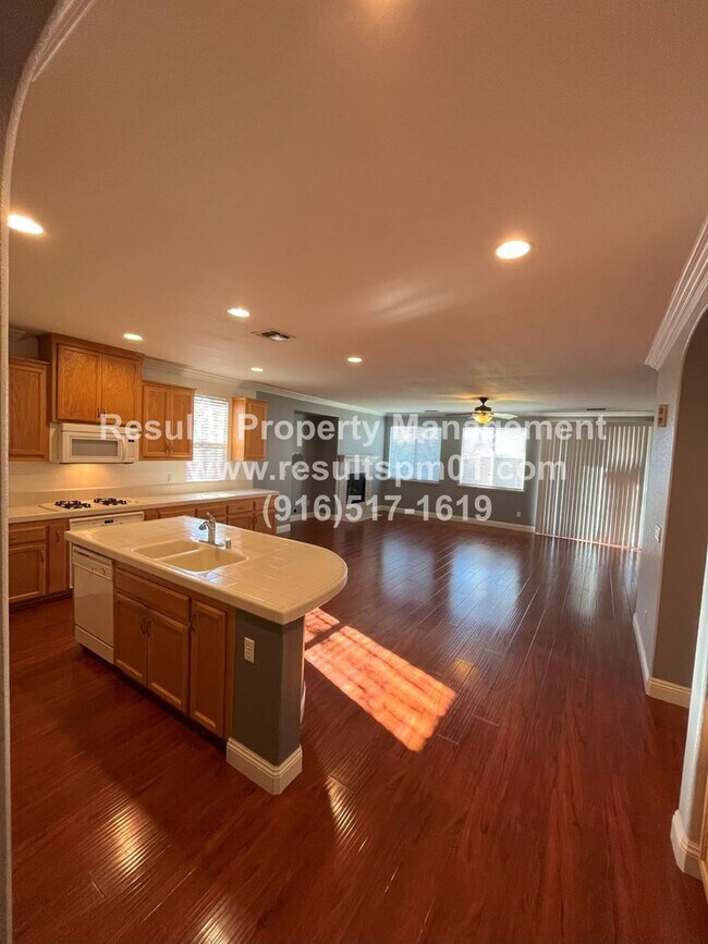 Building Photo - Lovely Single Story 3 Bed Corner Lot!