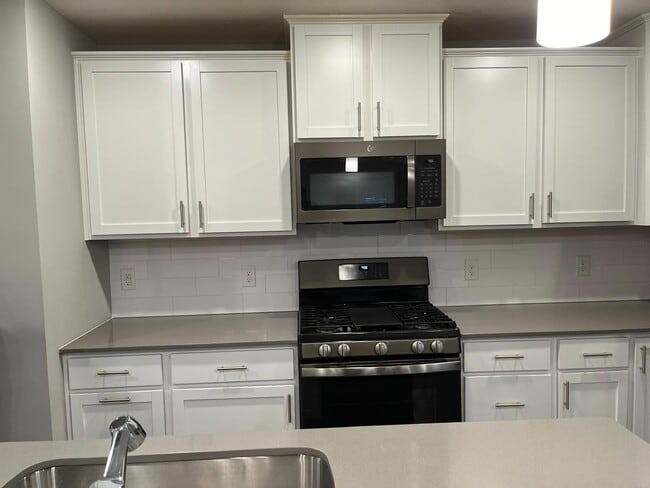Foto del edificio - Stunning End Unit 3bed 3bath Townhome in W...