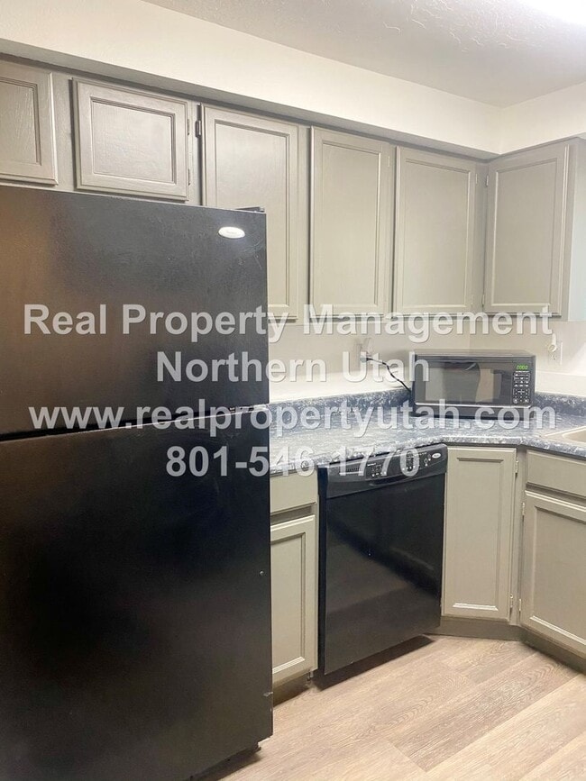 Foto del edificio - 3 Bedroom 1.5 Bath Townhome Available in Clearfield