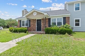Building Photo - 3933 Miramar Dr Ext