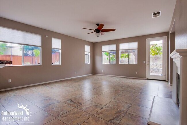 Foto del edificio - Stunning  5Bdm 3.5Ba  Home with Private Backyard in Prime Location of Oceanside!
