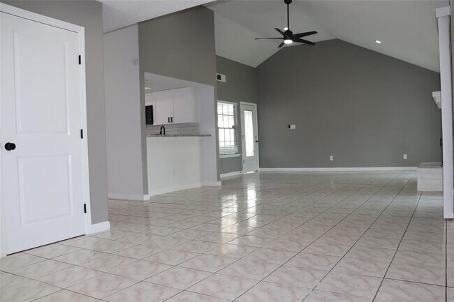 Building Photo - 12019 Fairpoint Dr