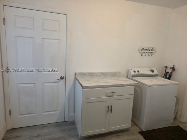 Foto del edificio - 4345 NW 203rd St