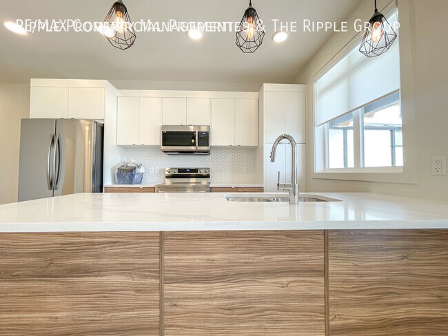 Building Photo - Modern 3 Beds, 2.5 Baths TownHouse | Avail...