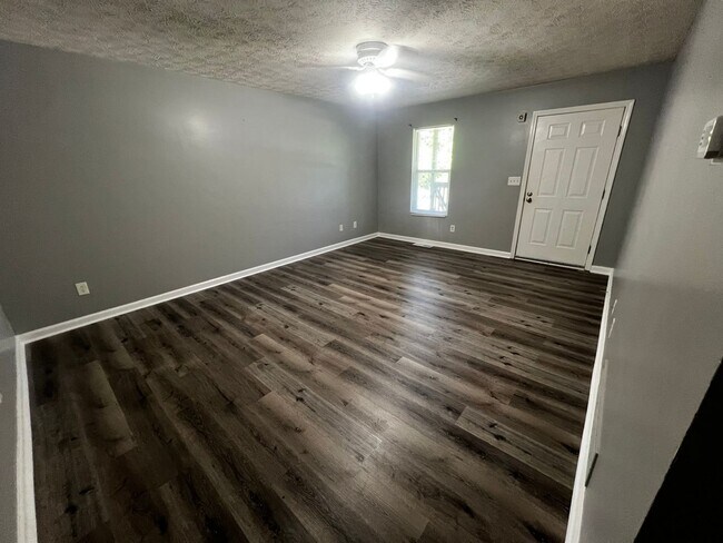Foto del edificio - 2 Bedroom/2 Bath Duplex Perfect for Roommates