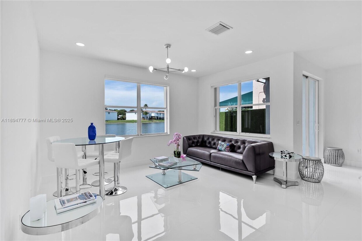 Foto principal - 6644 NW 107th Pl