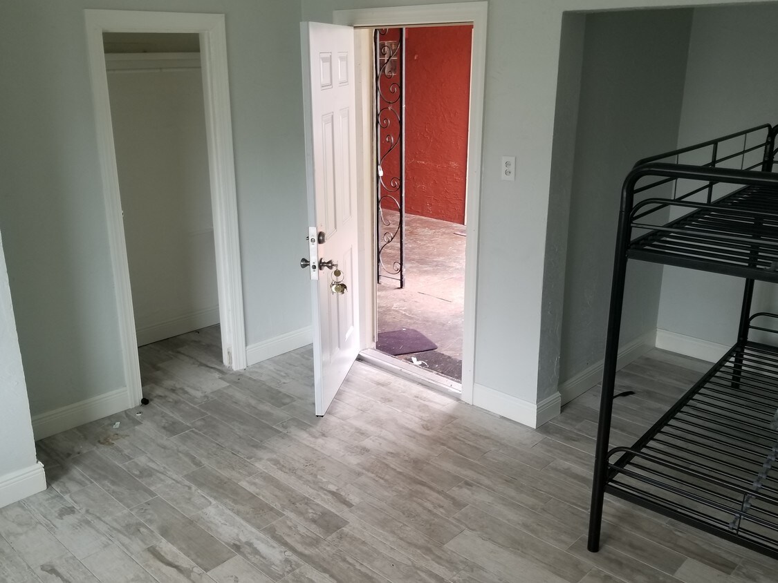 Foto principal - 407 S Jupiter Ave